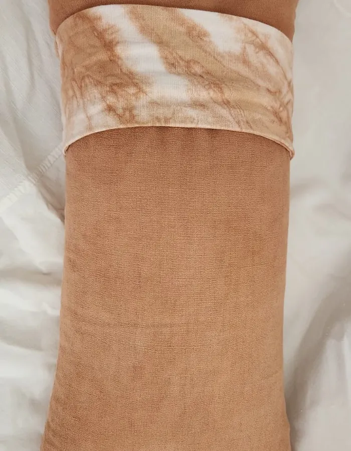 Drap ancien revalorisé, cousu en coussin bicolore, avant teinture complète